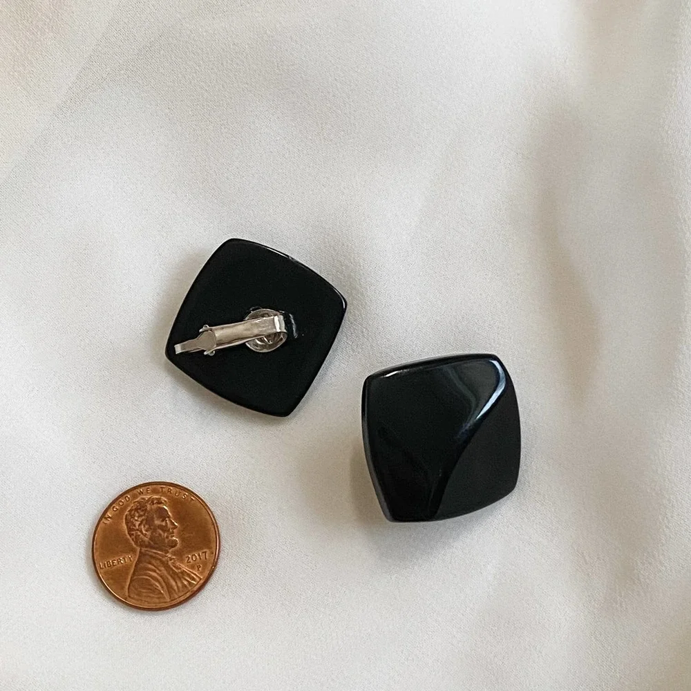 VTG Wavy Black Square Clip Earrings - Picture 4 of 7